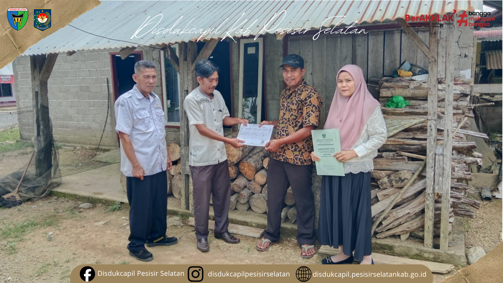 UKL Ranah Pesisir Serahkan Dokumen Kependudukan kepada Warga Terdampak Banjir di Sungai Liku