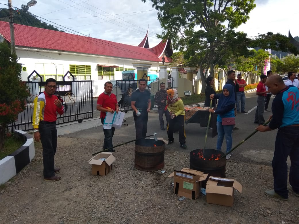 PEMUSNAHAN KTP-EL RUSAK DI HALAMAN DISDUKCAPIL KAB.PESSEL