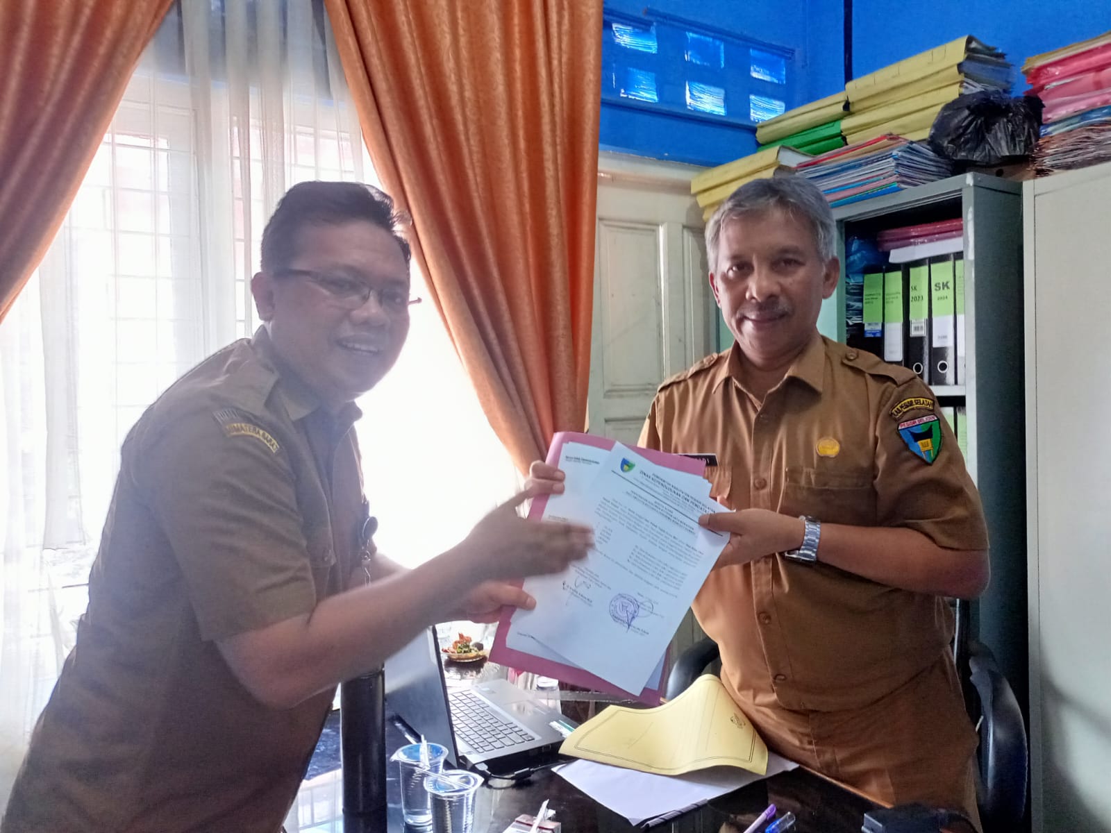 Dukcapil Kab. Pessel Menyerahkan Akta Kematian Ke Dinas Sosial Kab. Pesisir Selatan
