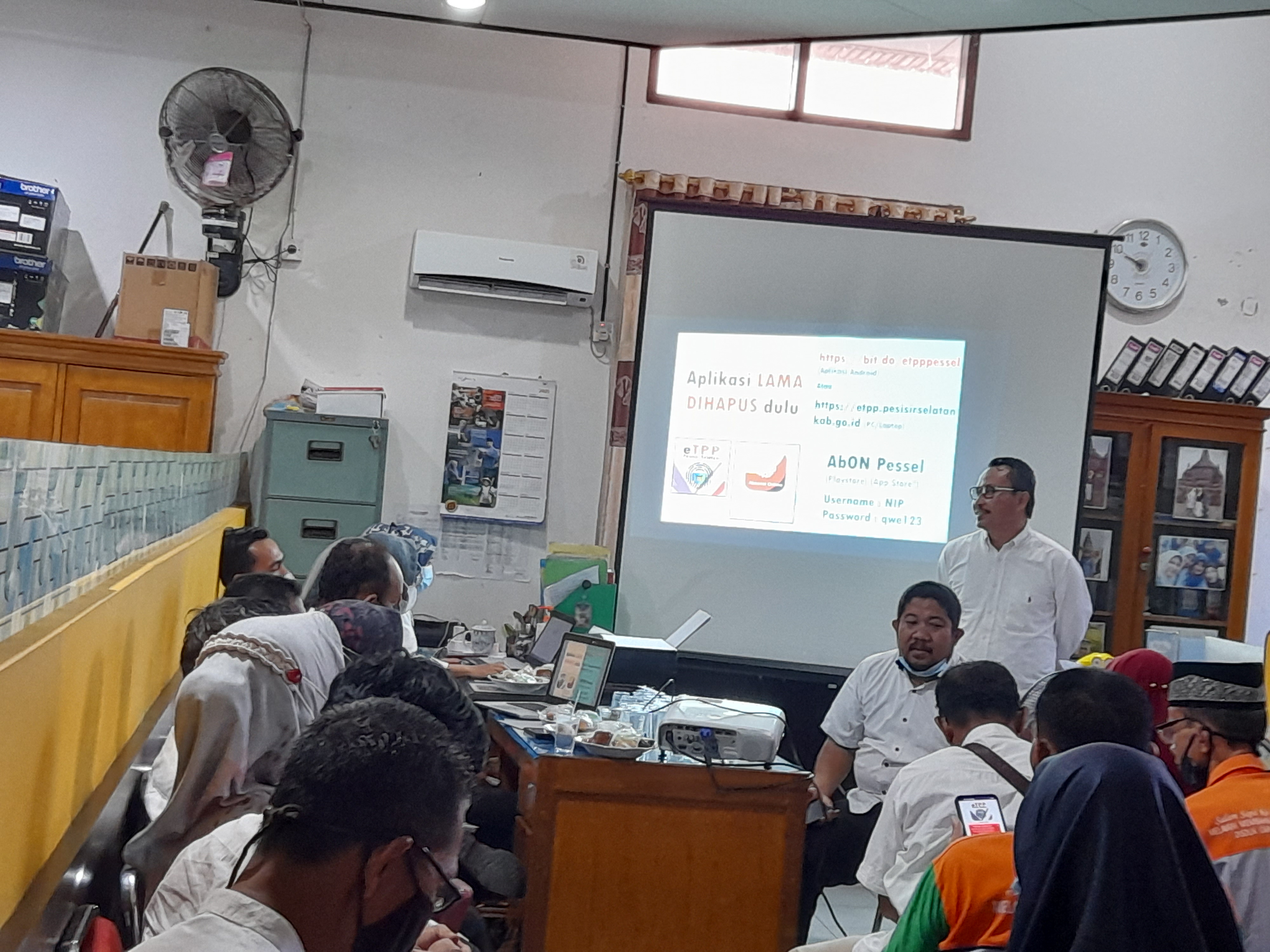 TINGKATKAN DISIPLIN DAN KUALITAS KINERJA DUKCAPIL PESSEL IKUTI SOSIALISASI PENGGUNAAN APLIKASI