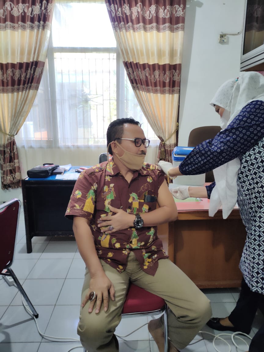 DINAS DUKCAPIL PESSEL IKUTI VAKSINASI  