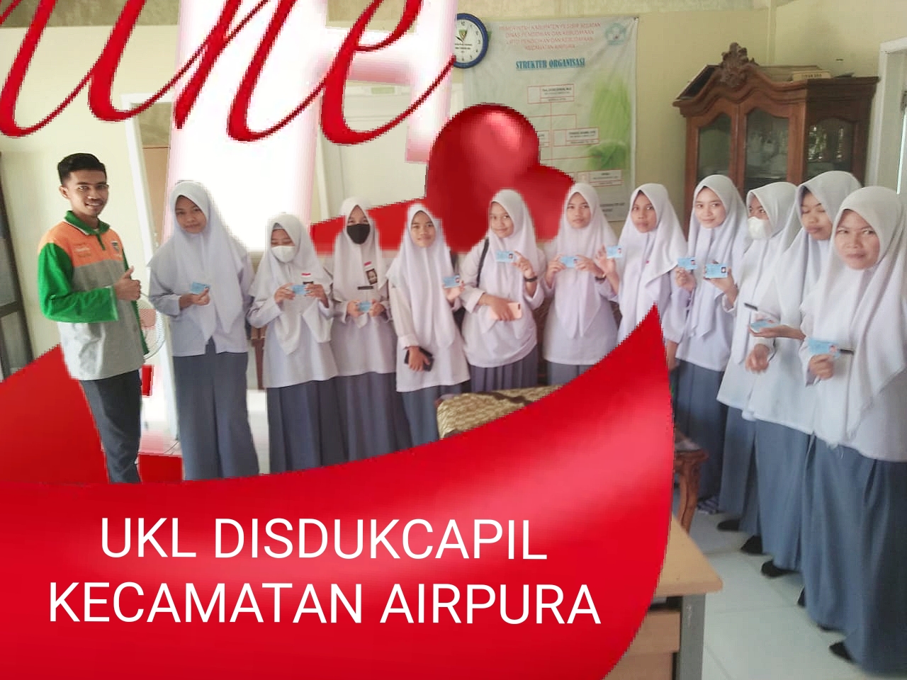 UKL DISDUKCAPIL KECAMATAN AIRPURA SERAHKAN KTP ELEKTRONIK BARU UNTUK SISWA
