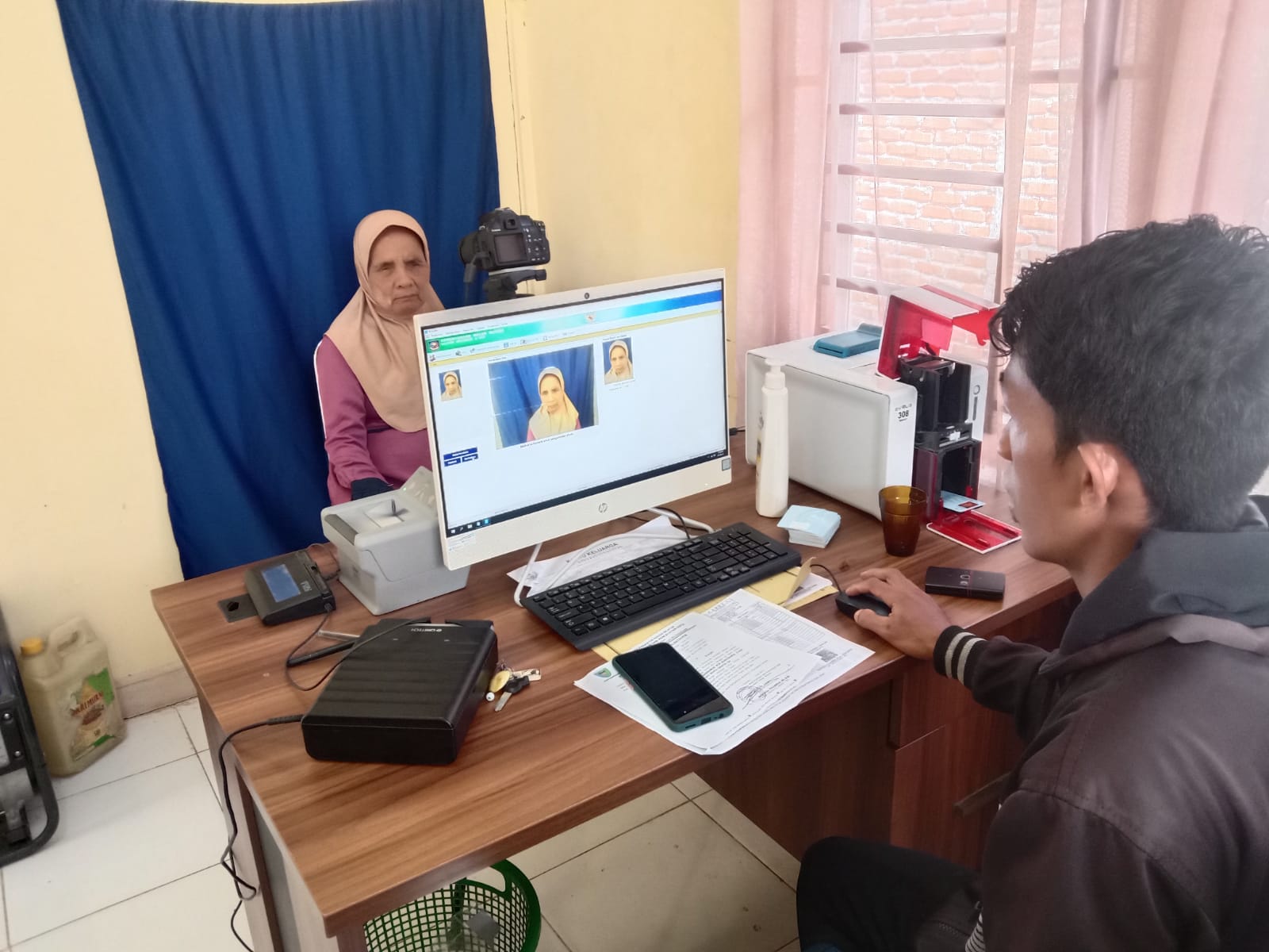 UKL DISDUKCAPIL KECAMATAN  RANAH AMPEK HULU TAPAN LAKUKAN PEREKAMAN KTP-ELEKTRONIK TERHADAP LANSIA