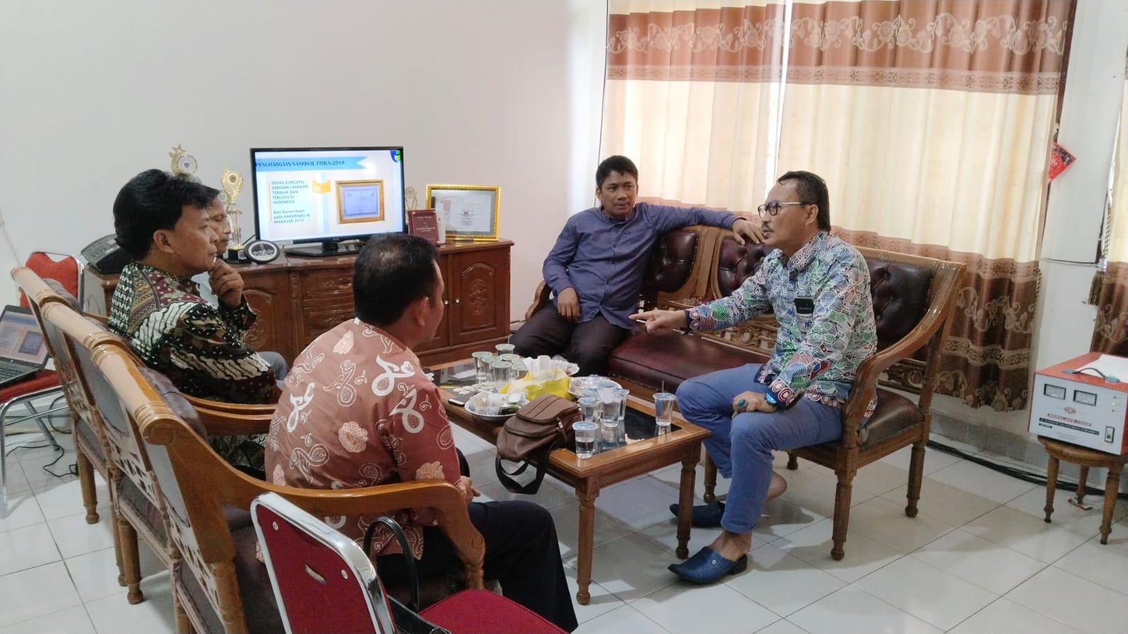 KUNJUNGAN KOMISI 1 DPRD KABUPATEN MUKO-MUKO KE DISDUKCAPIL KABUPATEN PESISIR SELATAN