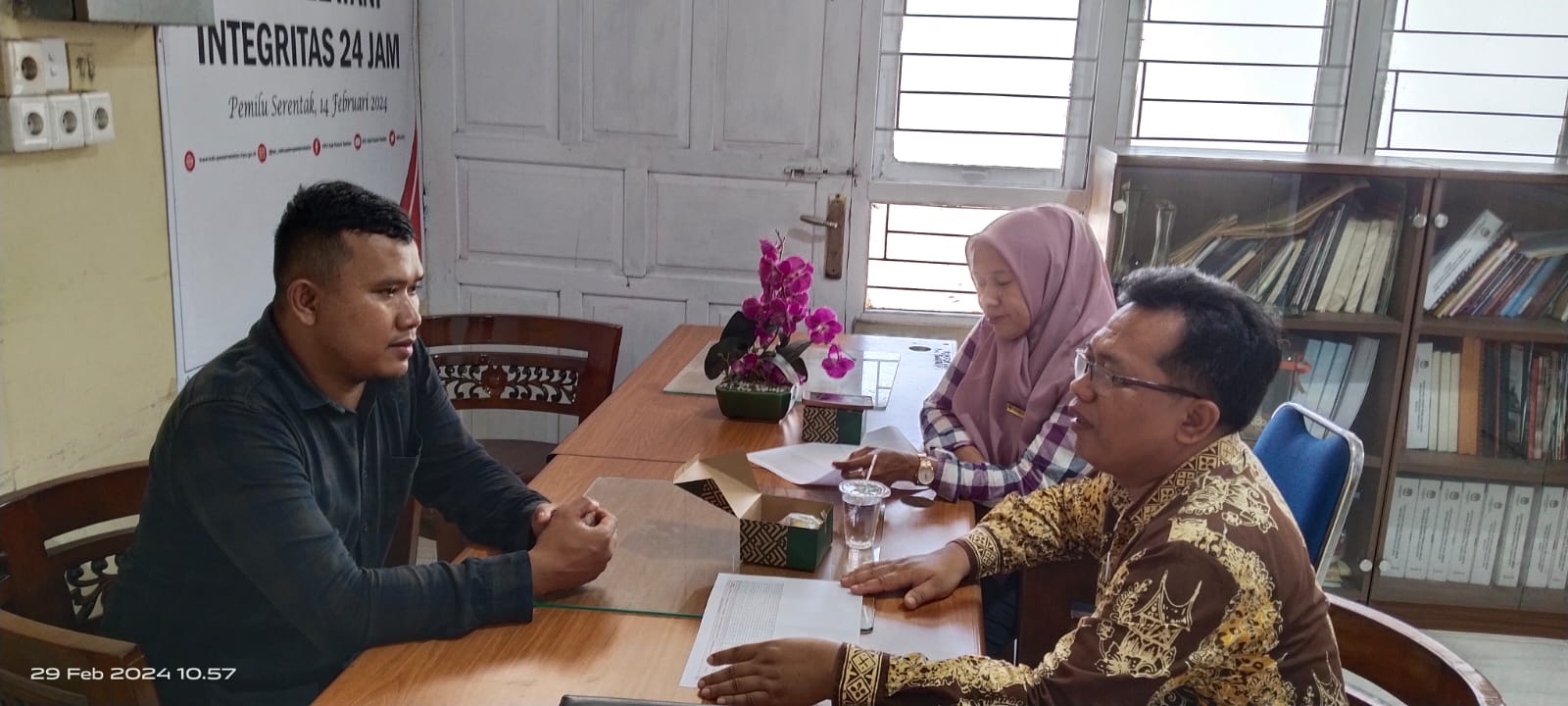 DISDUKCAPIL PESSEL KONSOLIDASI DENGAN KPUD PESSEL TERKAIT DATA PEMILIH MENINGGAL PADA PEMILU 2024