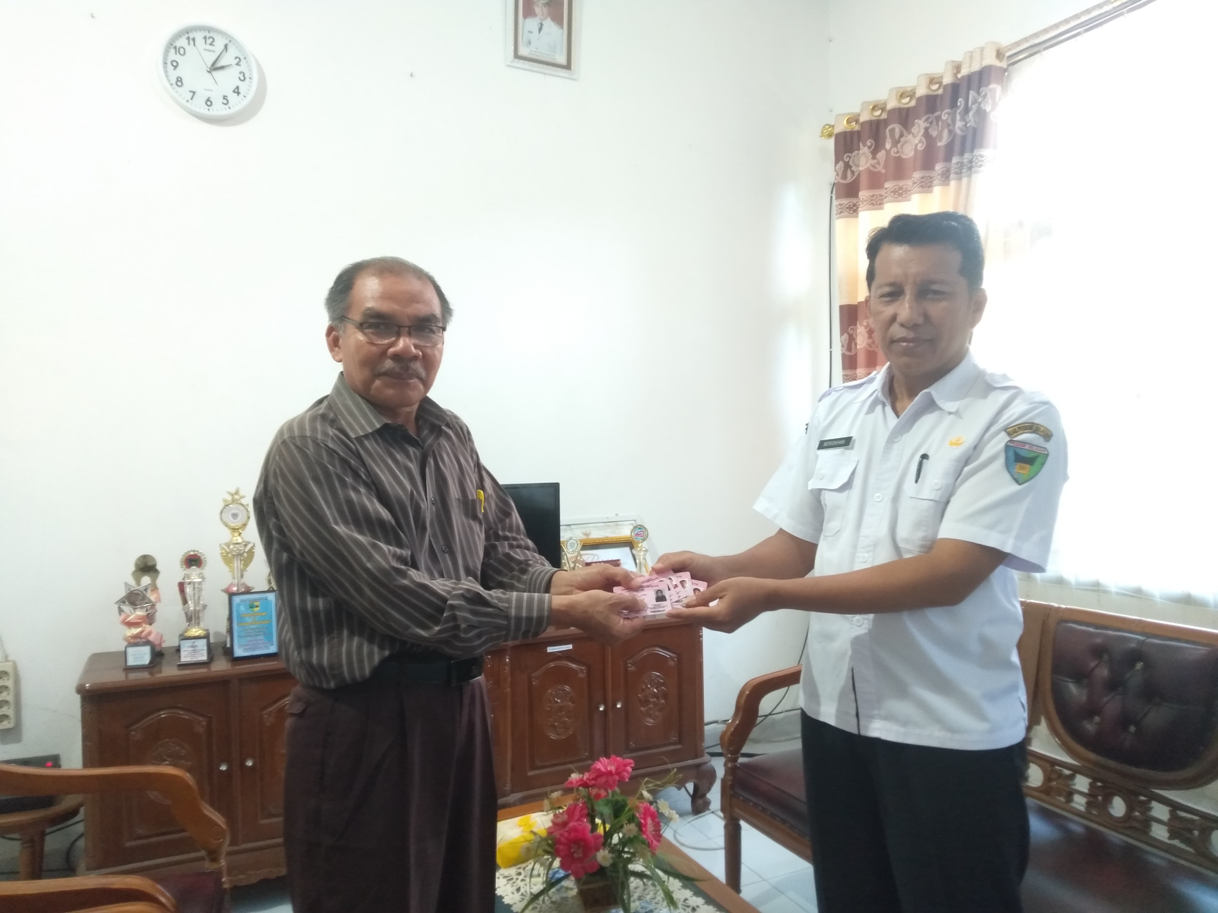 Penyerahan  KIA oleh Kepala Dinas Dukcapil Kab. Pesisir Selatan