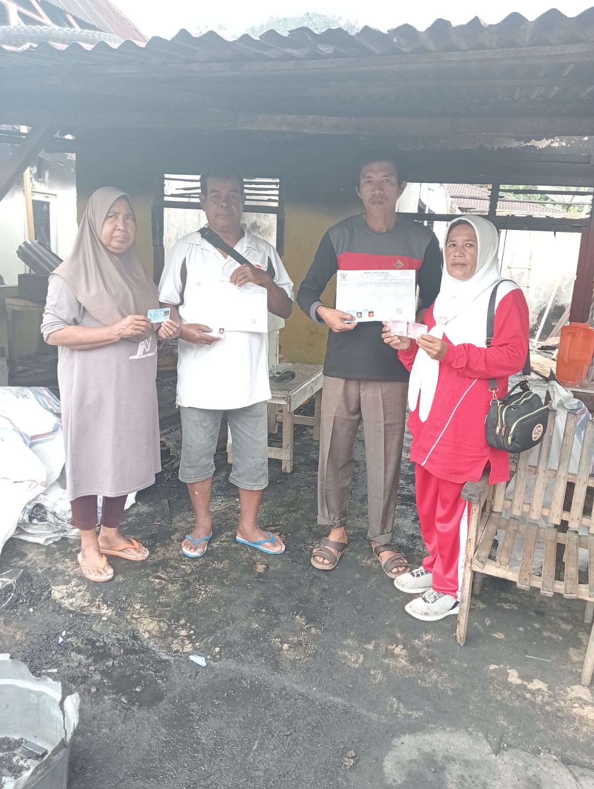 PENYERAHAN DOKUMEN ADMINDUK KORBAN KEBAKARAN RUMAH OLEH UKL DISDUKCAPIL KEC. IV JURAI
