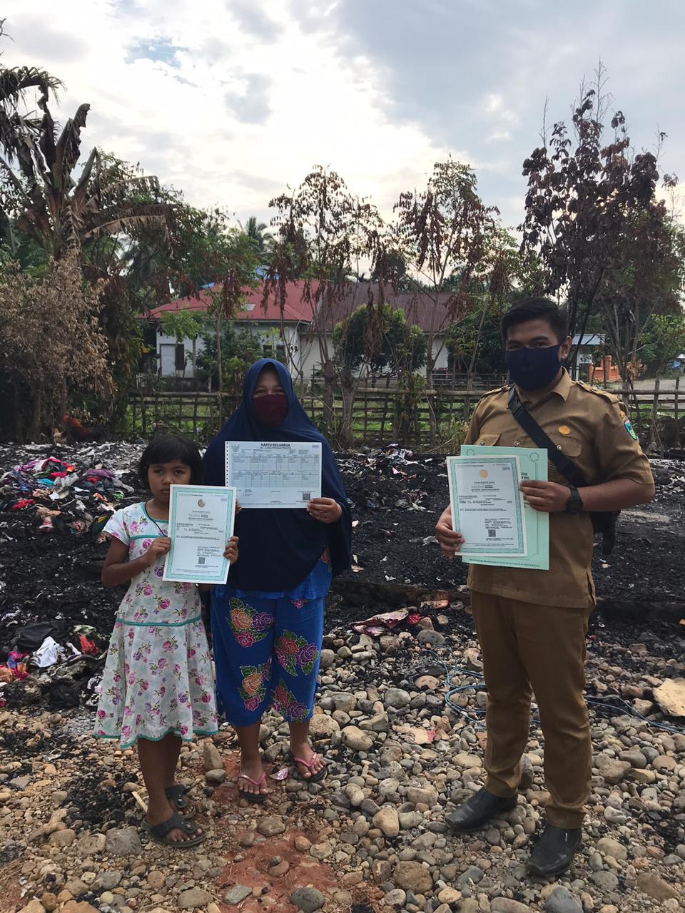 UKL LINGGO SARI BAGANTI ANTARKAN DOKUMEN KEPENDUDUKAN KORBAN KEBAKARAN
